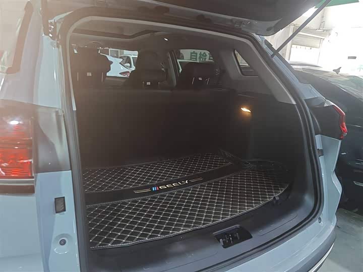 Фото 19 - Geely Atlas