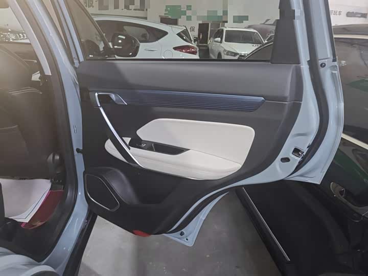 Фото 27 - Geely Atlas