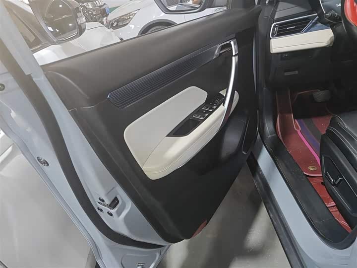 Фото 28 - Geely Atlas