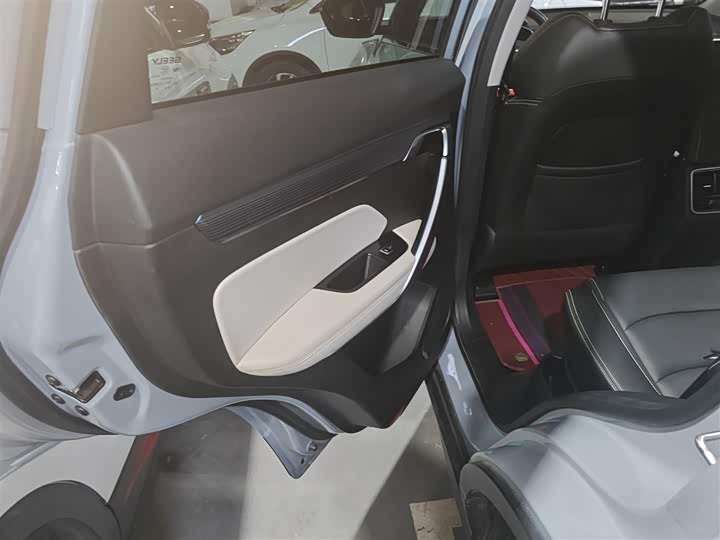 Фото 29 - Geely Atlas