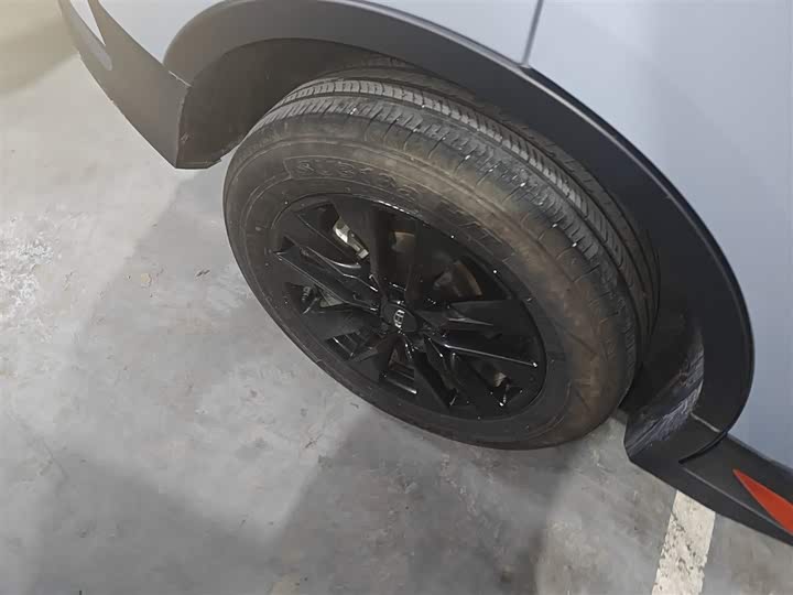 Фото 30 - Geely Atlas