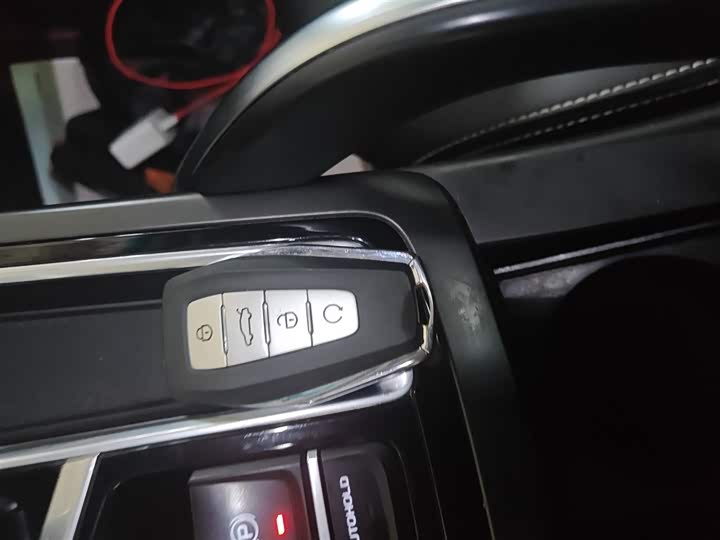 Фото 9 - Geely Atlas