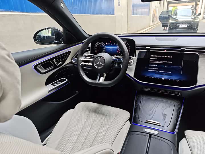 Фото 13 - Mercedes-Benz E-Class