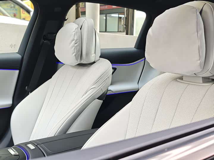 Фото 17 - Mercedes-Benz E-Class