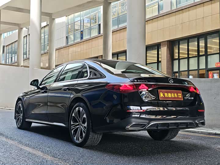 Фото 9 - Mercedes-Benz E-Class