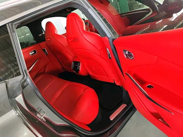 Фото 10 - Aston Martin DBX