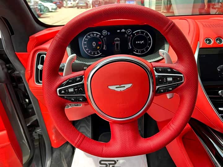 Фото 13 - Aston Martin DBX