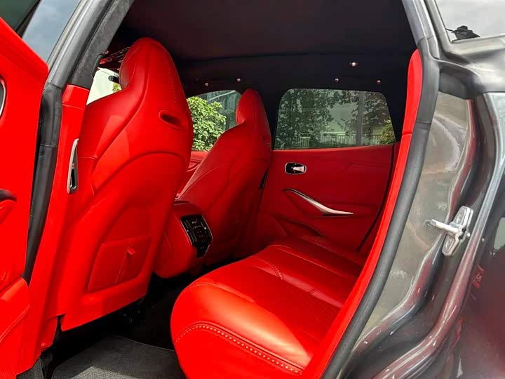 Фото 14 - Aston Martin DBX