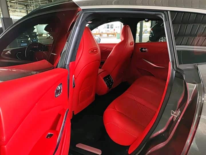 Фото 9 - Aston Martin DBX