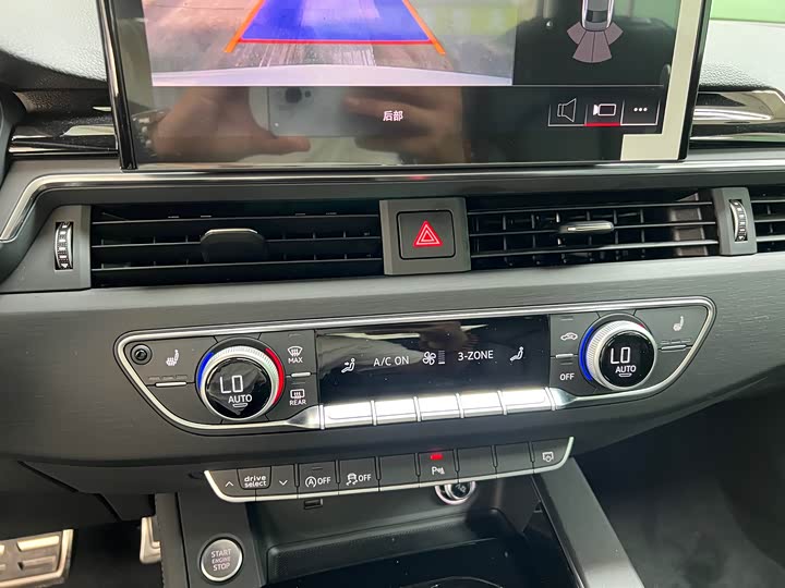 Фото 10 - Audi A4L