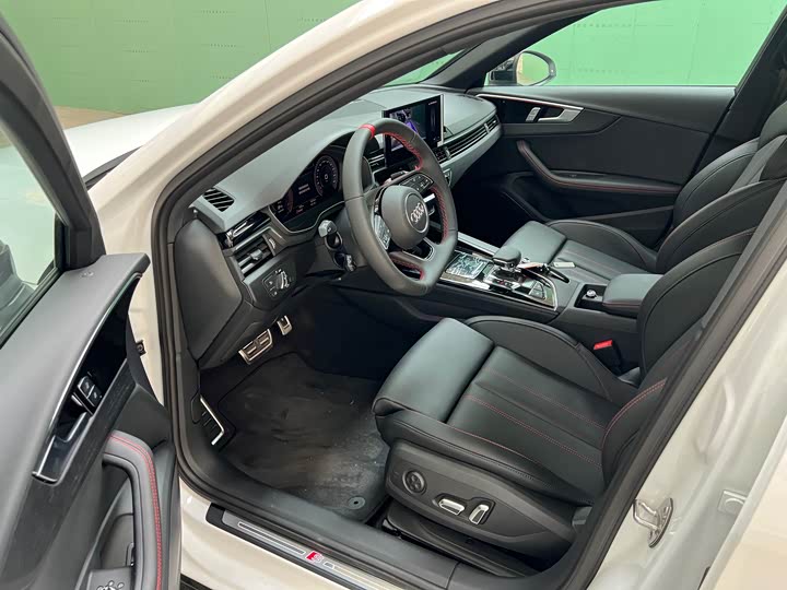 Фото 4 - Audi A4L