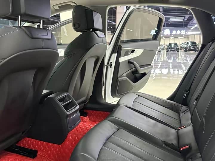 Фото 6 - Audi A4L