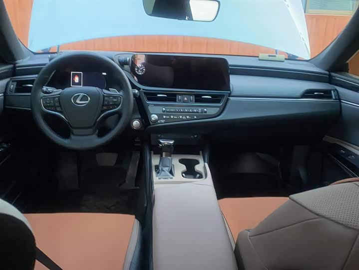 Фото 10 - Lexus ES