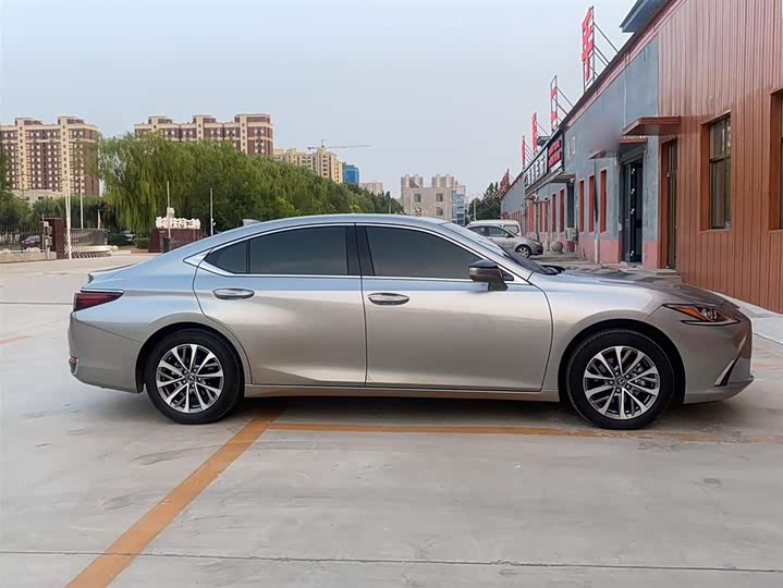 Фото 4 - Lexus ES