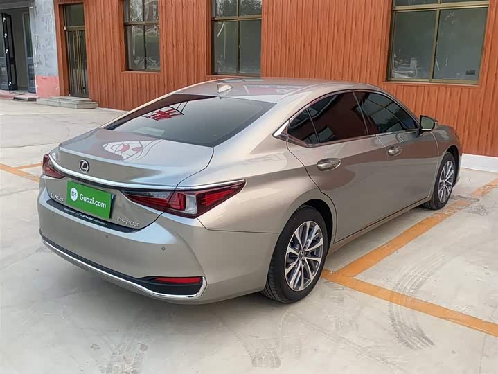 Фото 5 - Lexus ES