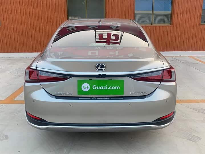 Фото 6 - Lexus ES