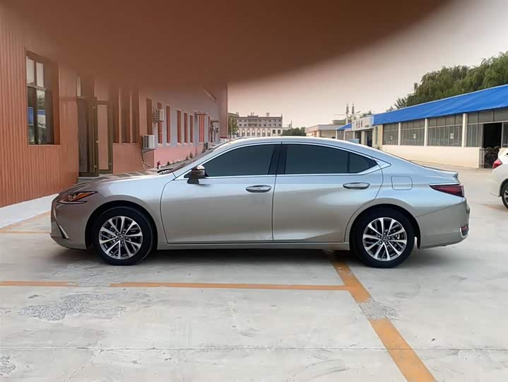 Фото 7 - Lexus ES
