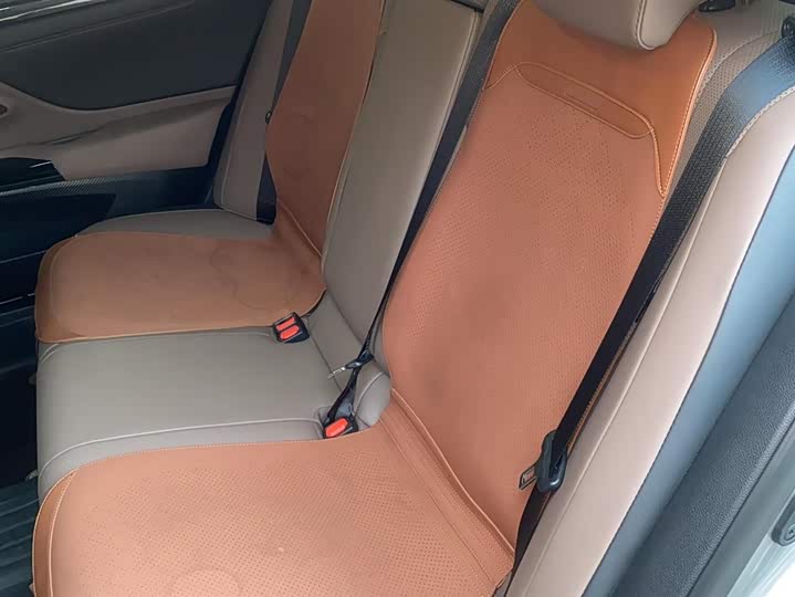 Фото 8 - Lexus ES