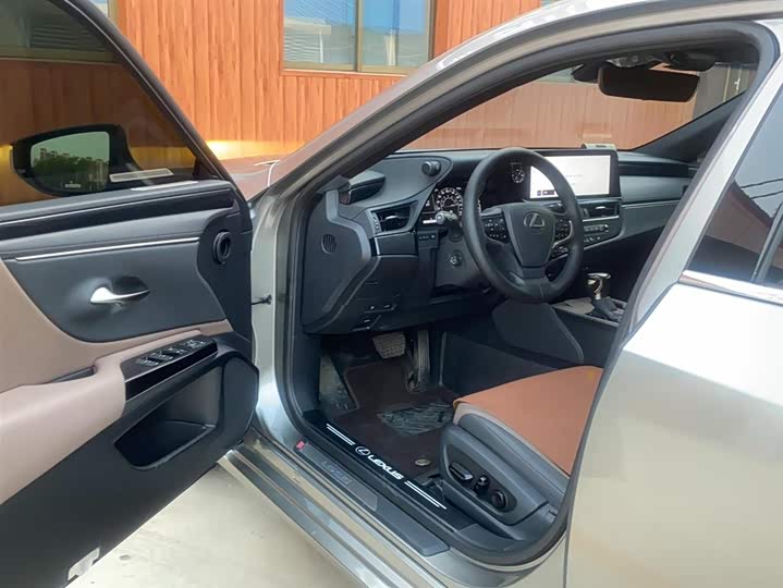 Фото 9 - Lexus ES