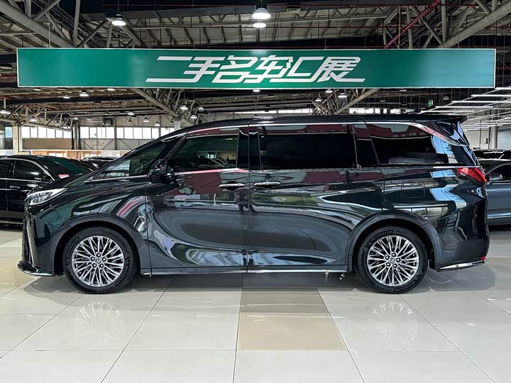 Фото 3 - Lexus LM