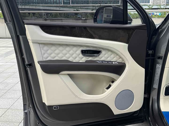 Фото 10 - Bentley Bentayga Hybrid