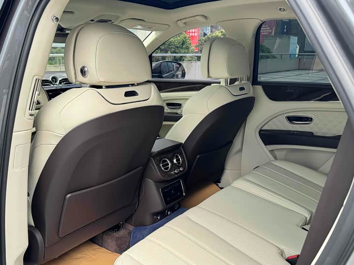 Фото 12 - Bentley Bentayga Hybrid