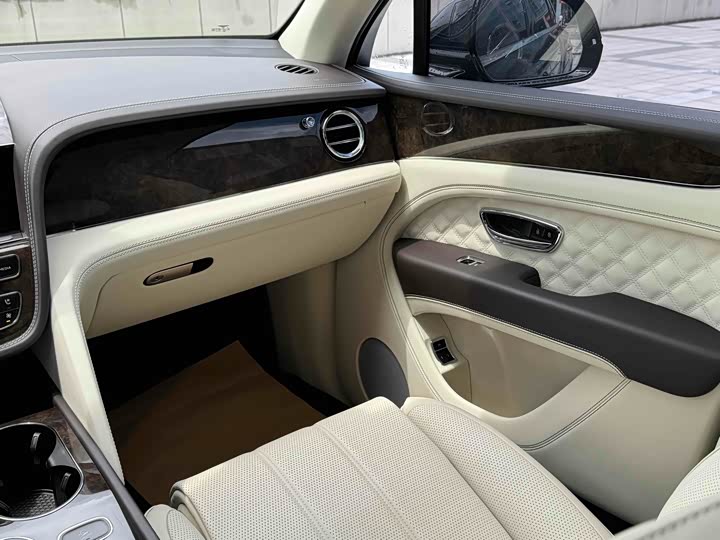 Фото 15 - Bentley Bentayga Hybrid