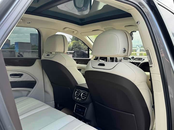 Фото 16 - Bentley Bentayga Hybrid