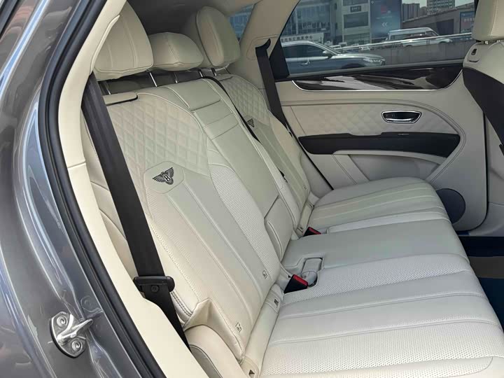 Фото 17 - Bentley Bentayga Hybrid