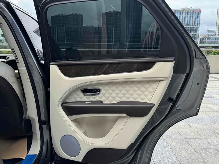 Фото 18 - Bentley Bentayga Hybrid