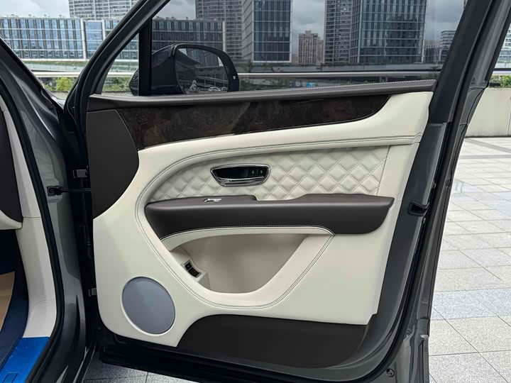 Фото 21 - Bentley Bentayga Hybrid