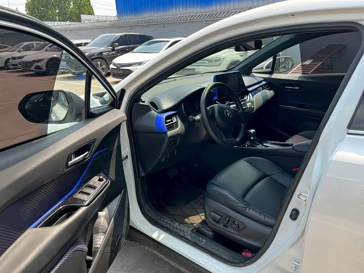 Фото 2 - Toyota C-HR