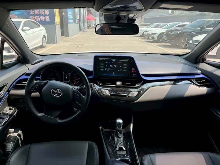 Фото 3 - Toyota C-HR