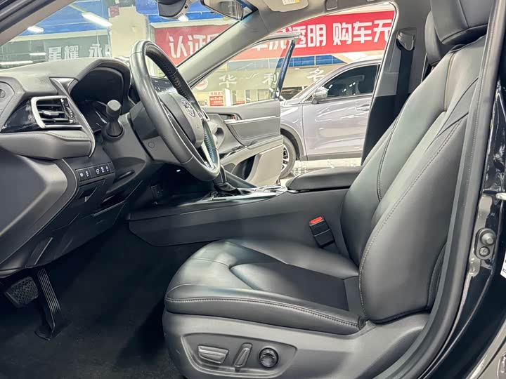 Фото 10 - Toyota Camry