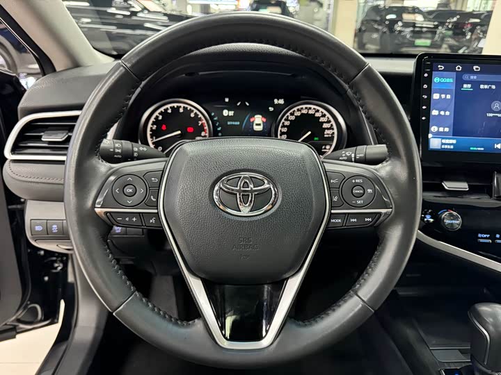 Фото 12 - Toyota Camry