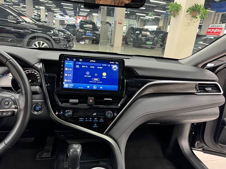 Фото 13 - Toyota Camry