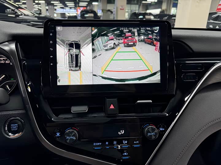 Фото 14 - Toyota Camry