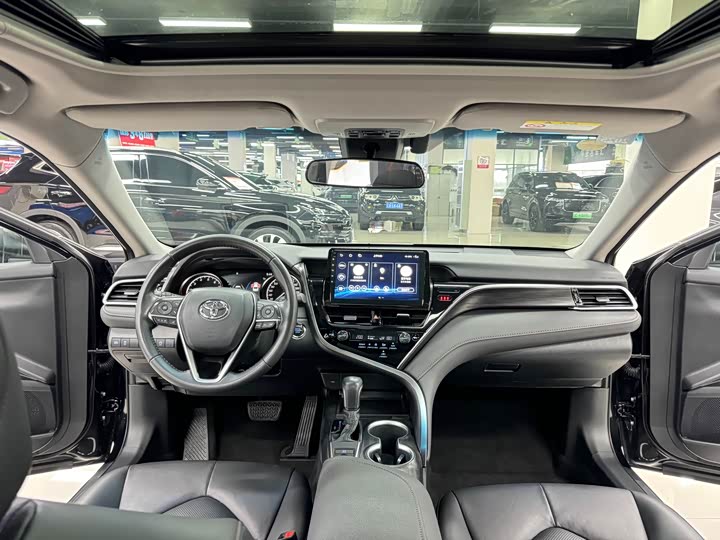 Фото 17 - Toyota Camry