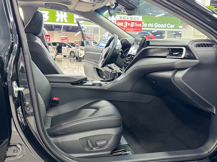 Фото 18 - Toyota Camry