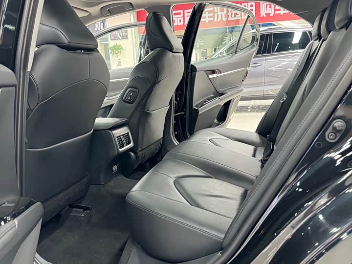 Фото 19 - Toyota Camry