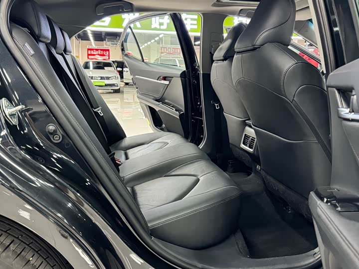 Фото 20 - Toyota Camry