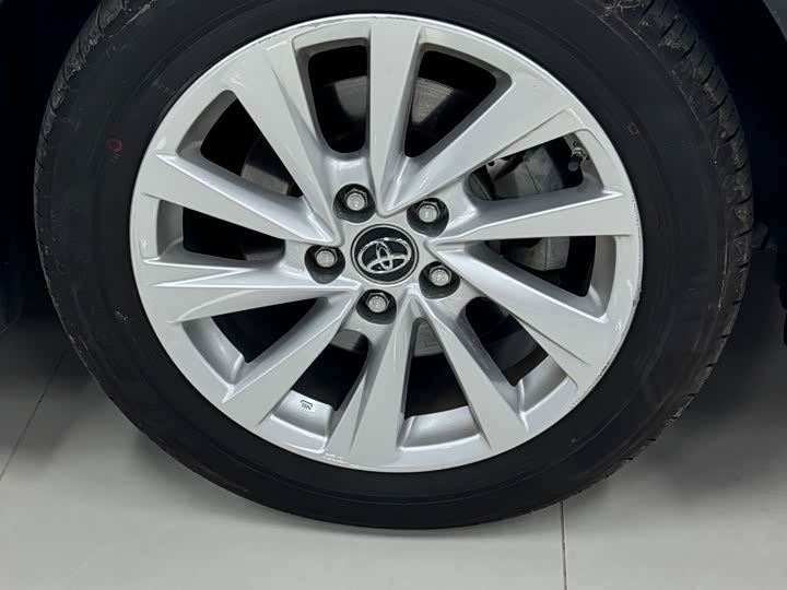 Фото 23 - Toyota Camry