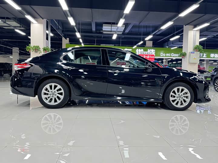 Фото 8 - Toyota Camry