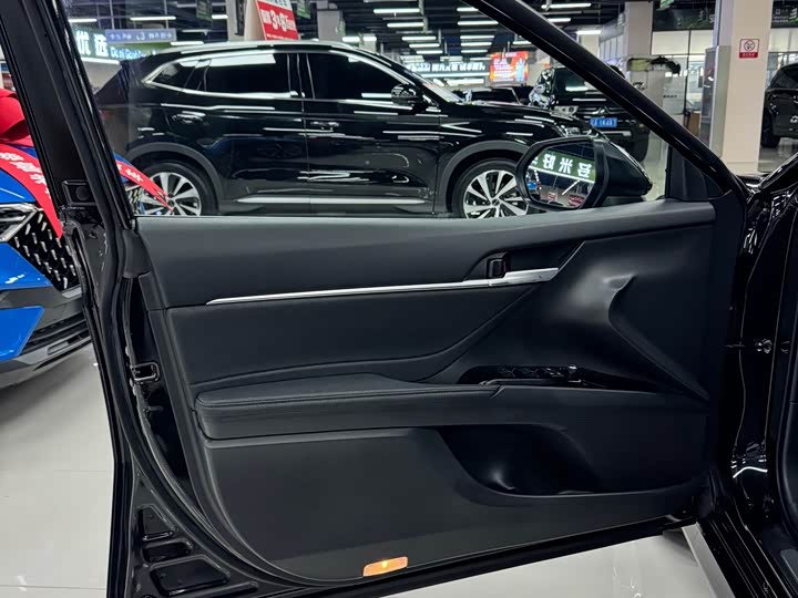 Фото 9 - Toyota Camry