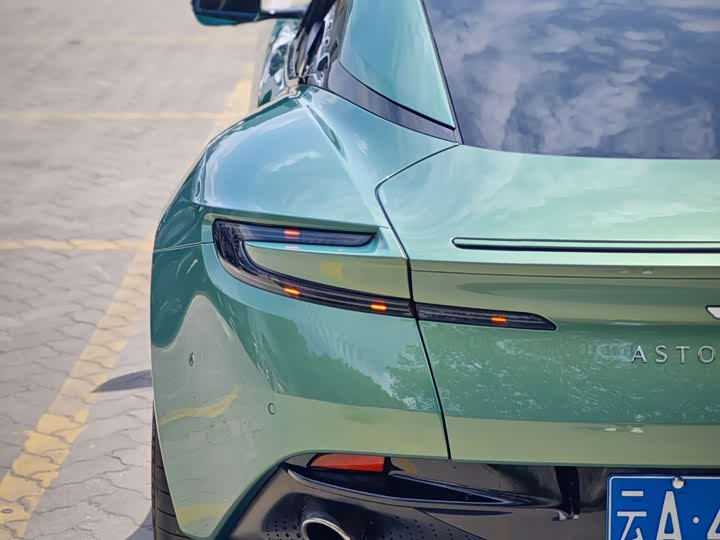 Фото 11 - Aston Martin DB12