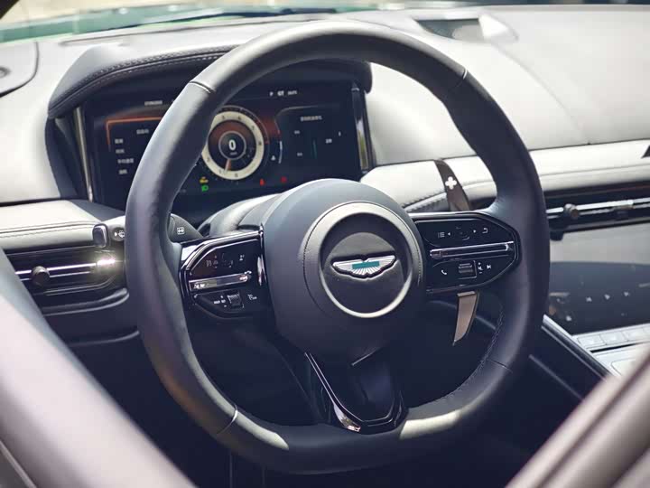 Фото 12 - Aston Martin DB12