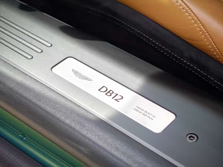 Фото 13 - Aston Martin DB12