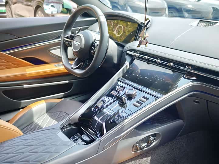 Фото 14 - Aston Martin DB12