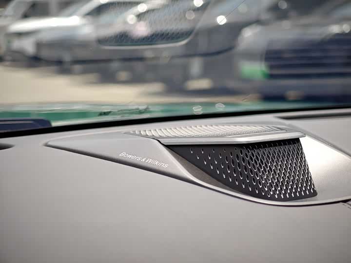 Фото 16 - Aston Martin DB12