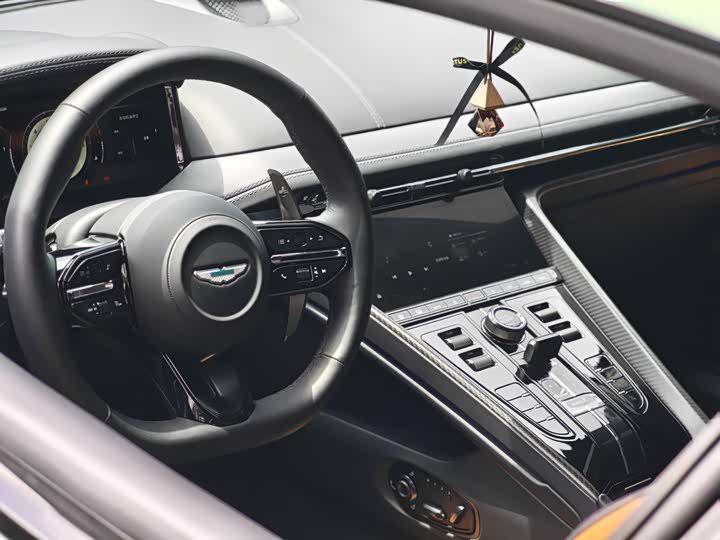 Фото 17 - Aston Martin DB12